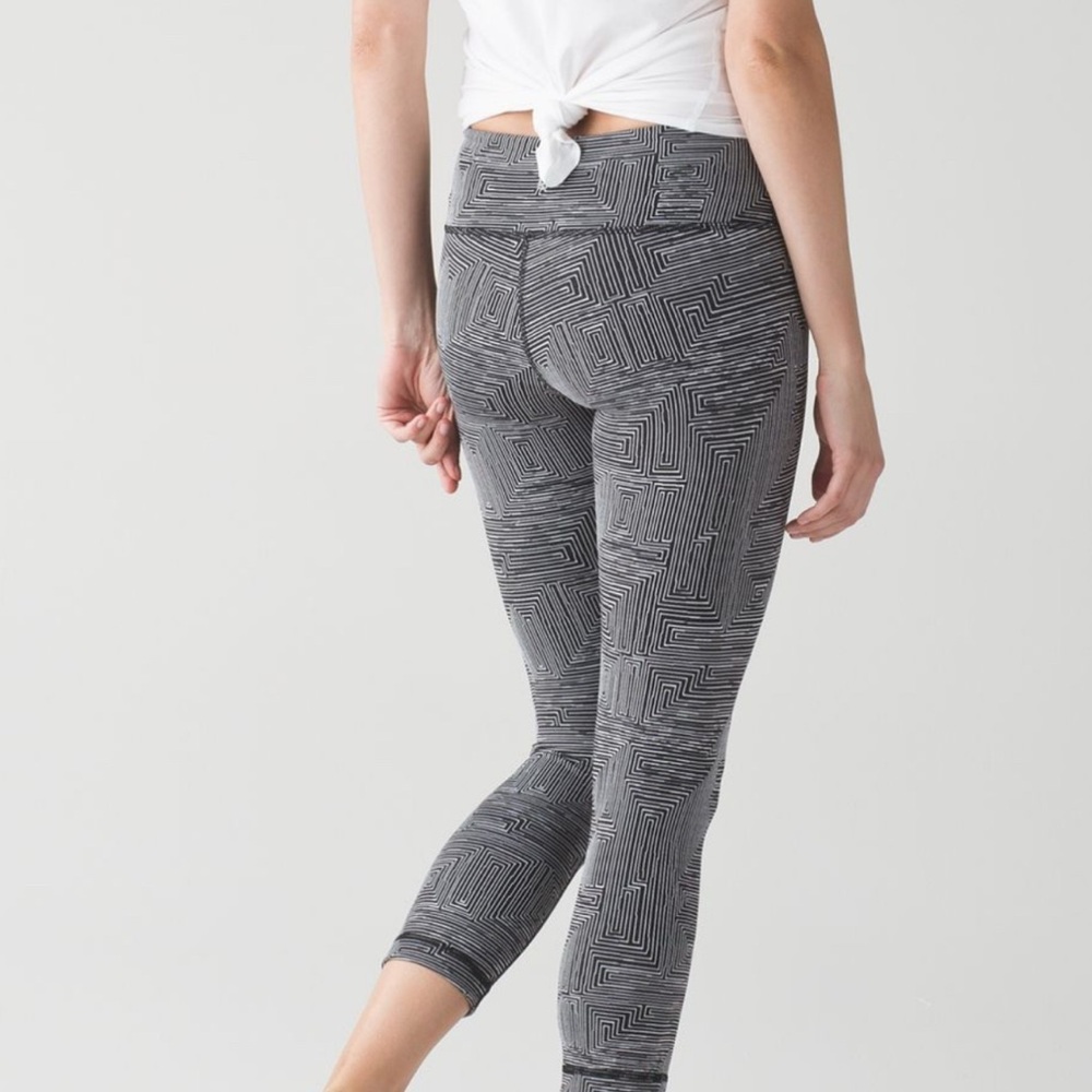 LULULEMON WUNDER UNDER CROP III - SIZE 6 MAZE JACQUARD BLACK WHITE